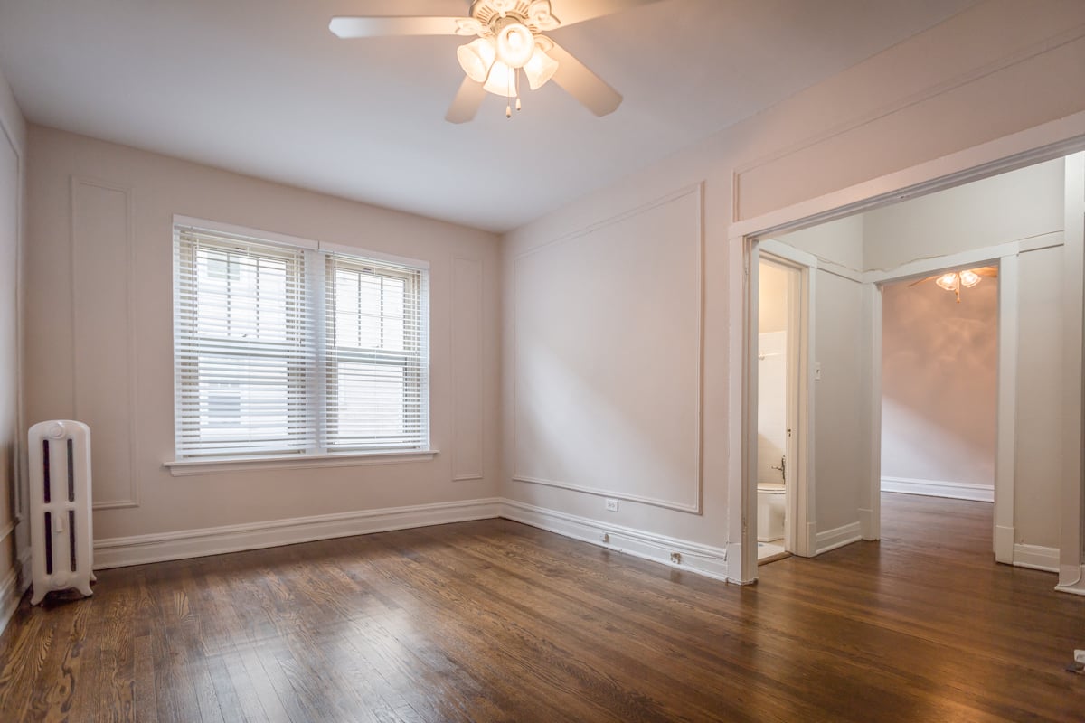 renovated studio furnished apartment living room 5514 blackstone hyde park chicago apartment rent hardwood floors renovated remodel